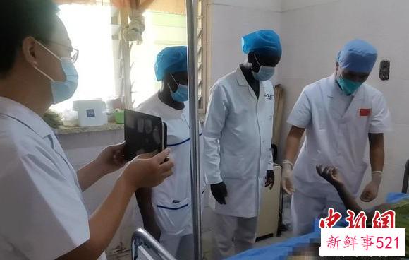 床旁远程会诊实现中国专家与外国患者“面对面”沟通。　中国(宁夏)第26批援贝宁医疗队 供图