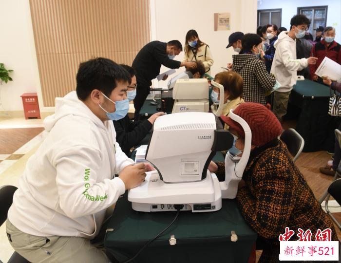 活动现场配备了全自动眼底照相机，20秒即可获取青光眼AI筛查报告。　上海市眼病防治中心 摄