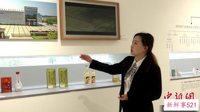 罗兰介绍博物馆相关情况 张倩龙 摄