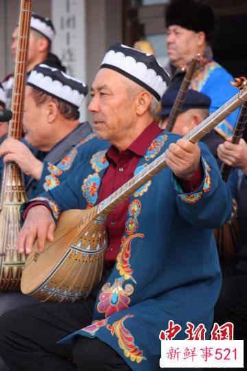 都塔尔是其中具有代表性的乐器。　第三师图木舒克市融媒体供图