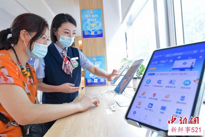 在临沂市兰山区政务服务中心，志愿者正帮助市民快速办理营业执照变更。　孙磊 摄