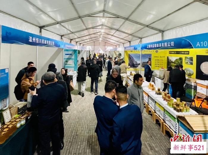 博览会现场人头攒动。　张斌 摄