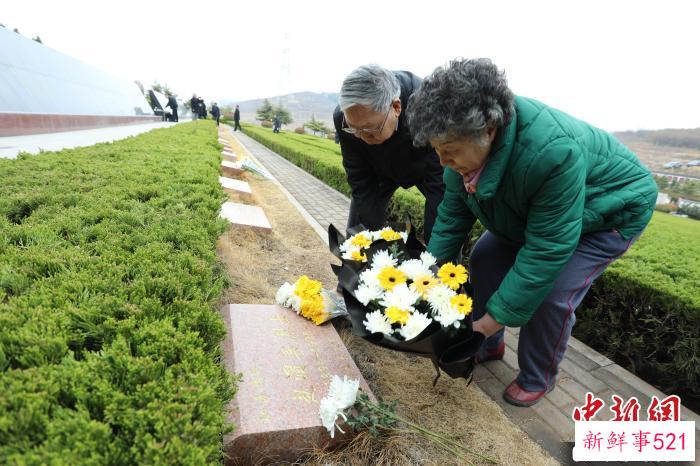 参战将士后人纷纷手捧鲜花，分别进行祭奠凭吊。　陈涛 摄