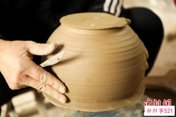 图为炻陶去边工序。　高伟 摄