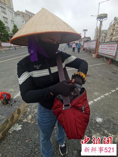 图为范氏香在东兴。　翟李强 摄