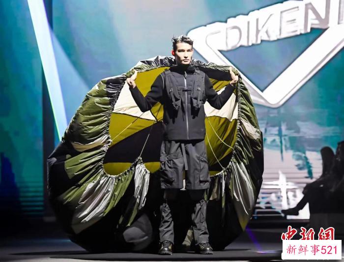 2023广东时装周-春季17日在穗开幕。图为首秀品牌男装展示。　广东省服装协会供图