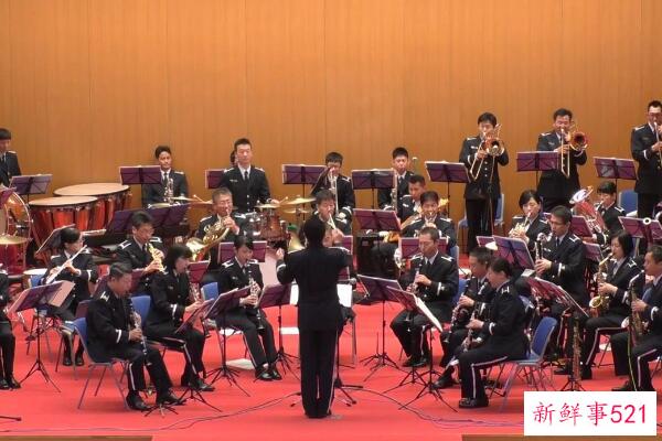 音乐指挥在指挥节奏和变量(乐队的灵魂)方面有什么作用？