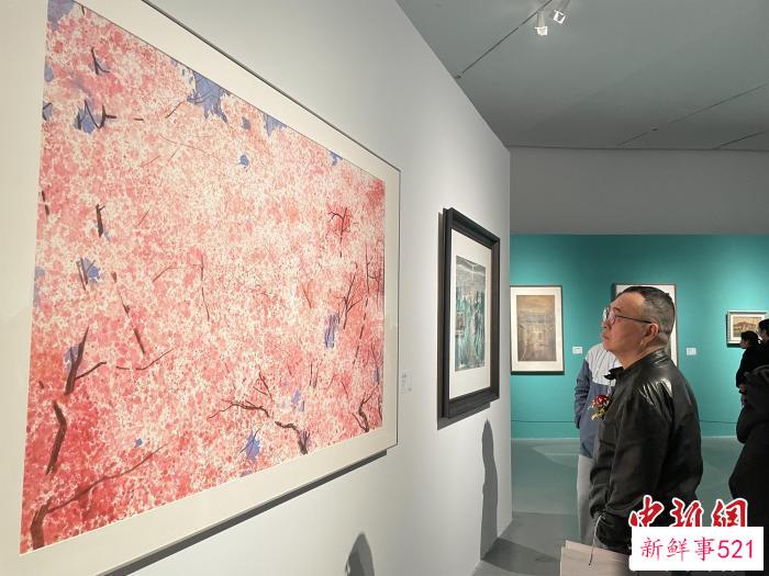 观众欣赏武大樱花水彩画作品 马芙蓉 摄