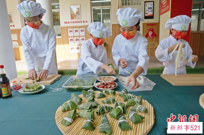 图为郑州小学生体验包粽子。(资料图) 韩章云 摄
