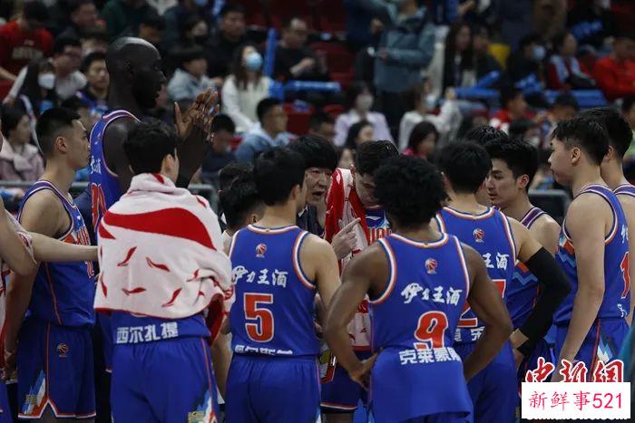 新疆队推迟的“首秀”，在“换周琦”的呼喊中完成