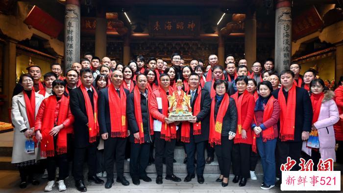 众人合影留念。　周建国供图