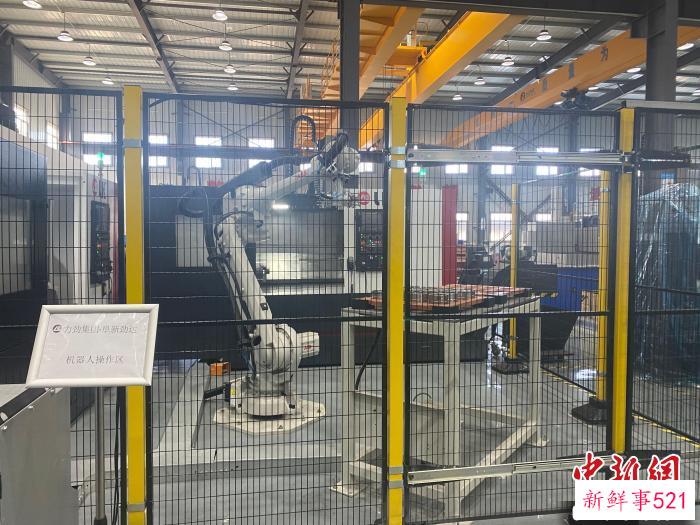 力劲集团机器人操作区。　 孟令卓 摄