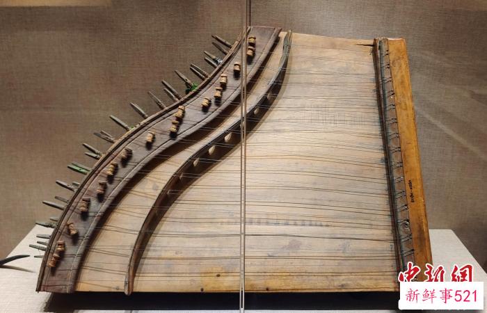 收藏在博物馆内的卡龙琴。　史玉江 摄