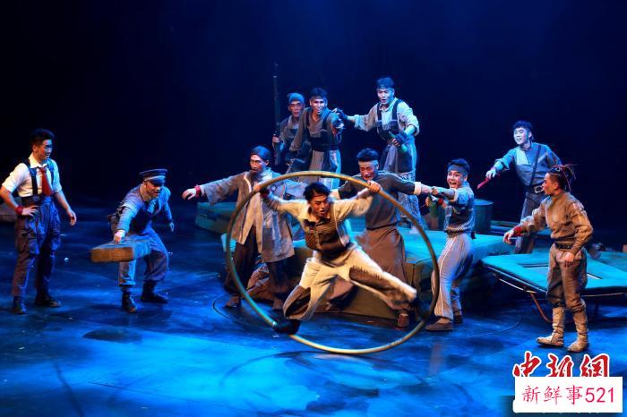 杂技剧《铁道英雄》正在演出中。　梁犇 摄