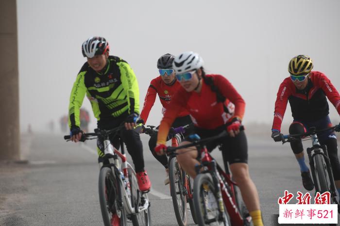 图为参赛选手在你追我赶。　玛依拉 摄