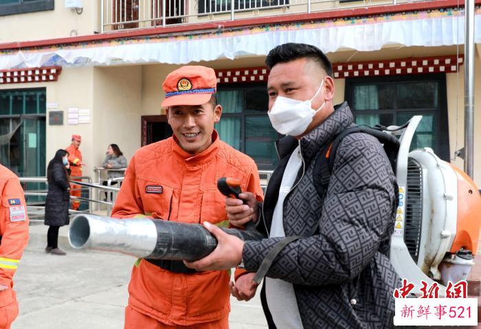 民众体验灭火装备。　西绕拉翁 摄