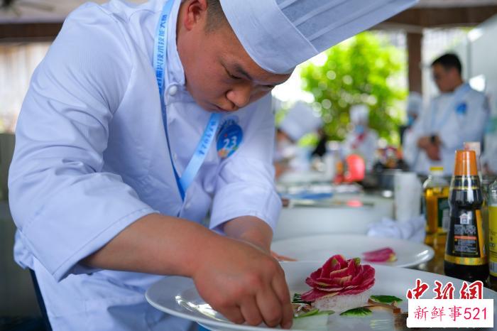 图为选手在乡村菜品烹饪比赛中。　何蓬磊 摄