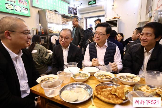 香港特首北京“深度游”,看了升旗、还喝了豆汁儿…