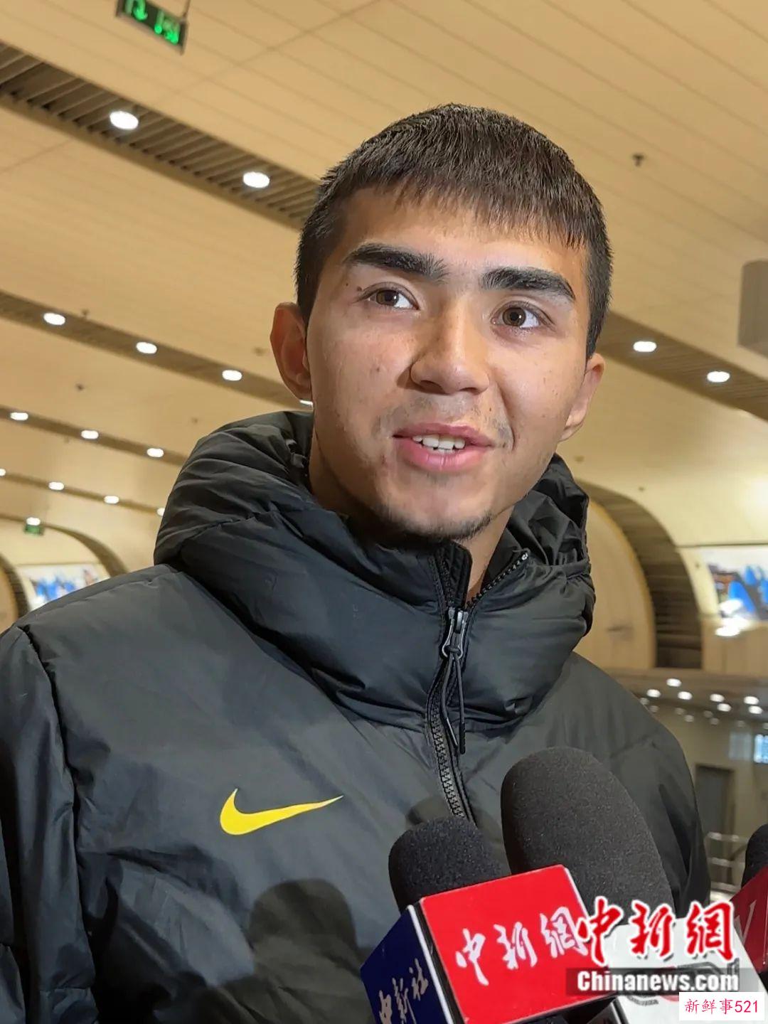 凌晨一点的机场，还有一群人在等待U20国足