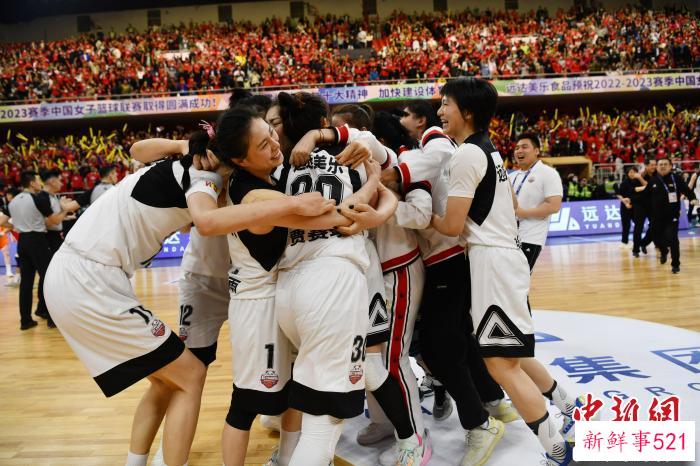 比赛结束后，四川女篮姑娘们紧紧相拥。　张浪 摄