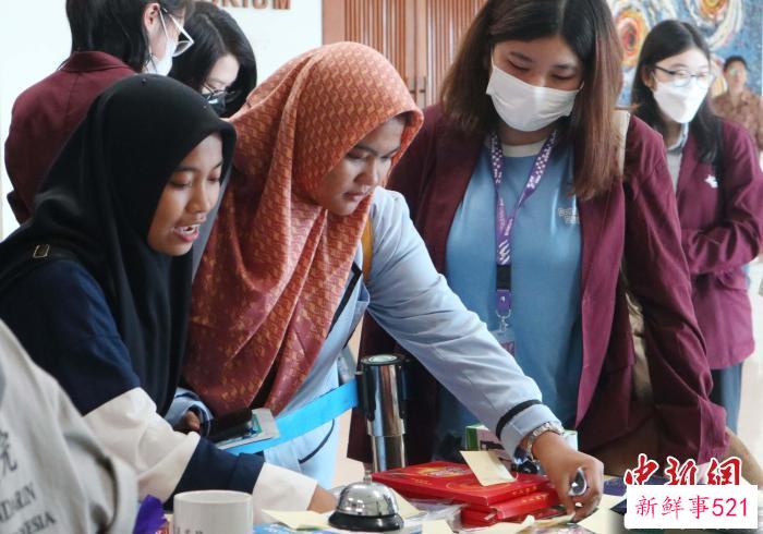 印尼阿拉扎大学孔子学院学员表演“中文+职业”