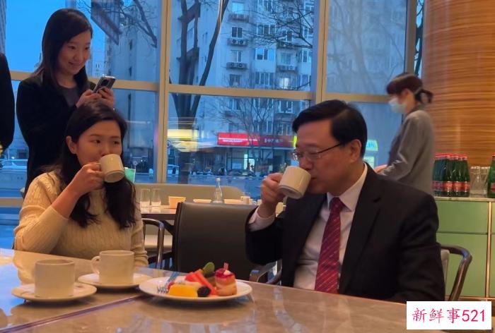 香港特首北京“深度游”，看了升旗、还喝了豆汁儿…