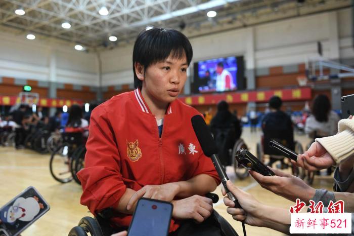原国家女子轮椅篮球队队长林穗玲接受采访 记者 赵文宇 摄 摄