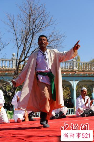 在图木舒克市，会表演托库孜萨拉依木卡姆的民间艺人，被当地人称为“刀郎民间艺人”。　奉正云 摄