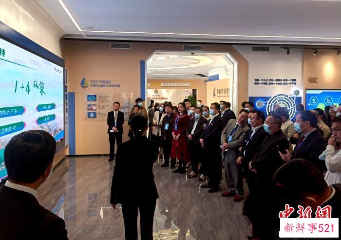 侨商企业家代表在中国中山留学人员创业园考察。　柯颂 摄