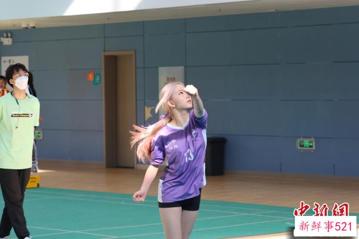 比赛中小队员进行发球。　天津市排球运动管理中心供图