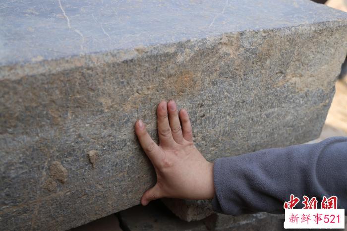 出土的石碑为青石材质，碑体厚重。　故城县委宣传部 供图