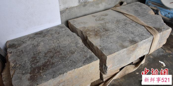 石碑出土时的整体情况。　故城县委宣传部 供图