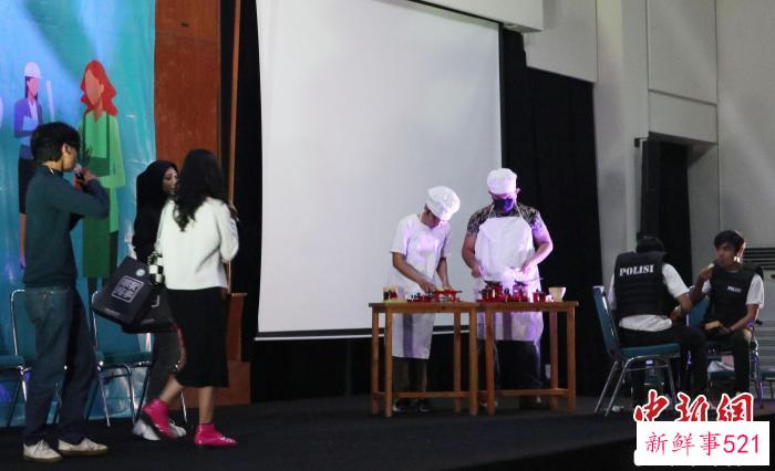 印尼阿拉扎大学孔子学院学员表演“中文+职业”