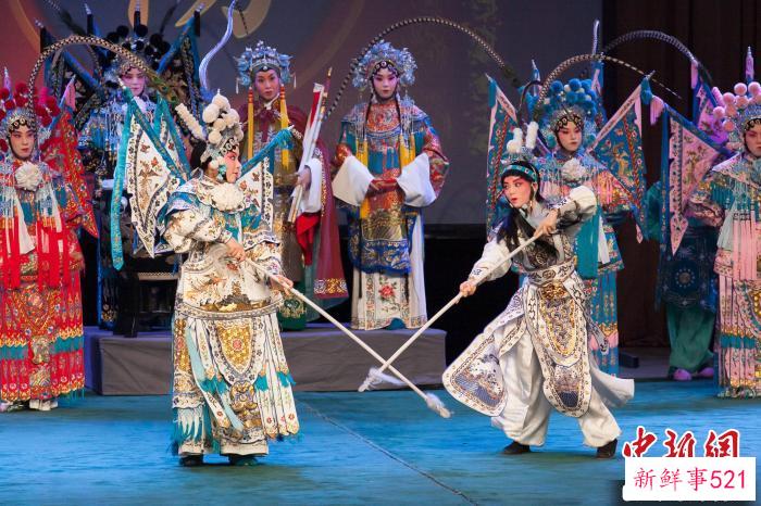 日本樱美林大学学生在中国戏曲学院交流演出京剧《杨门女将》。　受访者供图