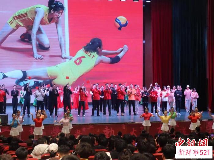 2023年全国青少年女排集训闭幕式现场。　天津体育学院供图