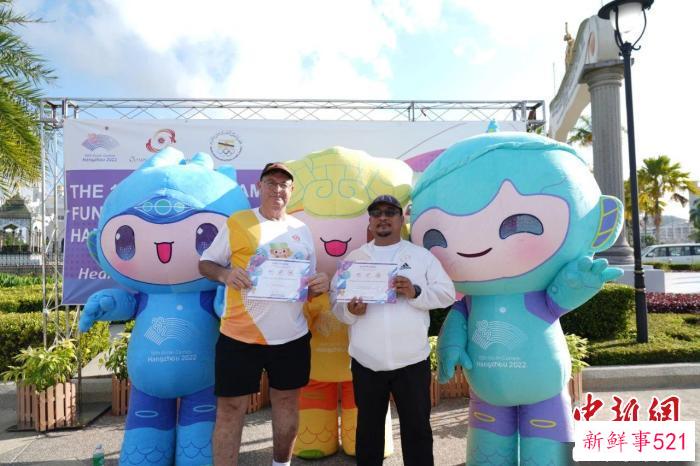 参赛选手与杭州亚运会吉祥物合影。　杭州亚组委供图