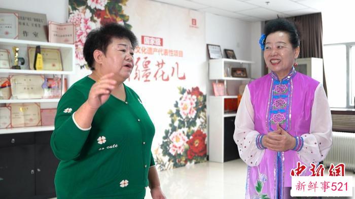 王秀芳一边唱一边向跟她学习“新疆花儿”的爱好者讲解歌词的含义 戎睿 摄