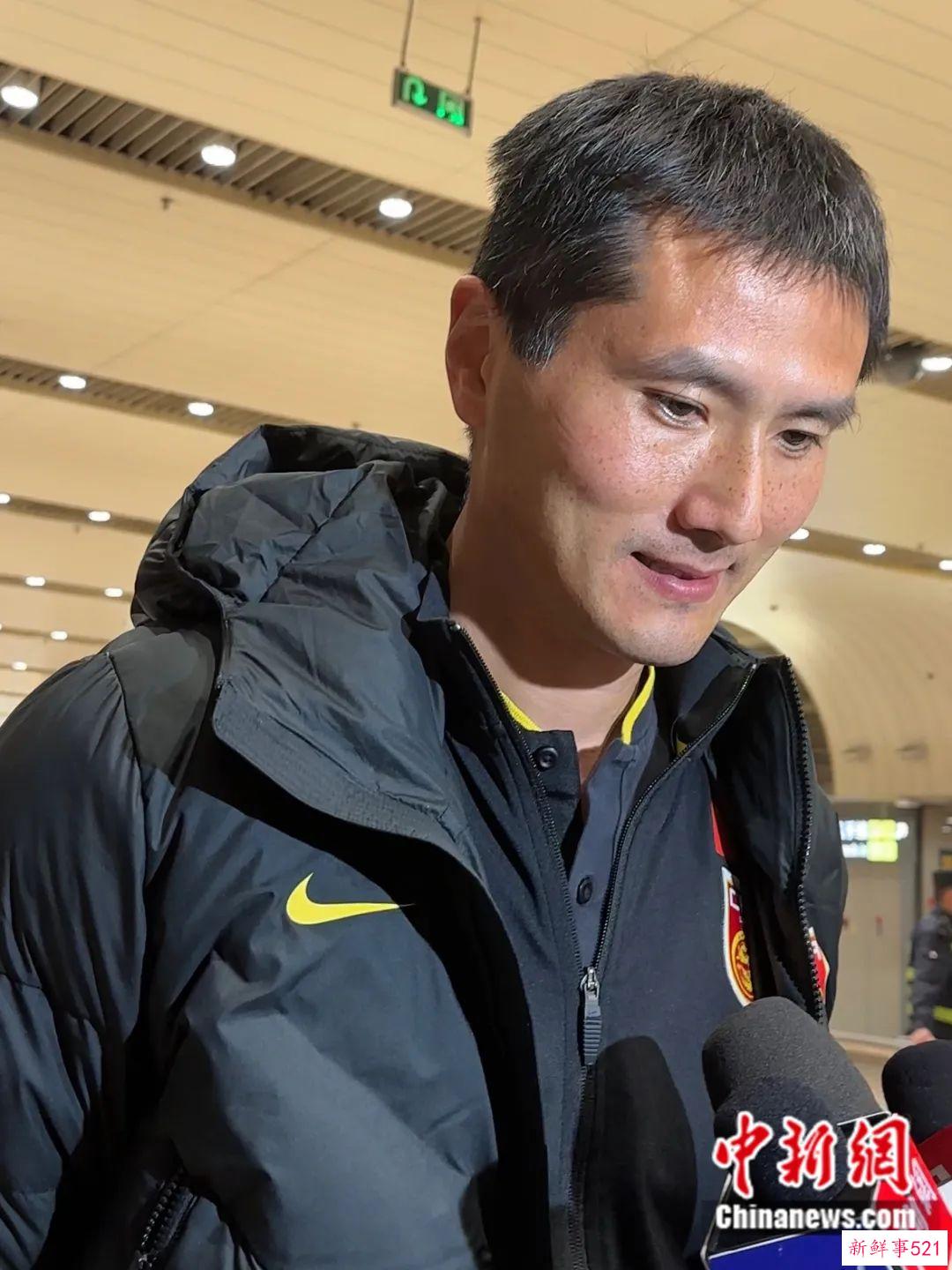 凌晨一点的机场，还有一群人在等待U20国足