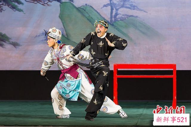 日本樱美林大学学生在北京大学交流演出京剧《三岔口》。　受访者供图