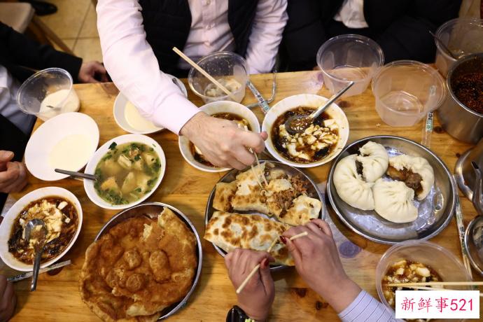 香港特首北京“深度游”，看了升旗、还喝了豆汁儿…