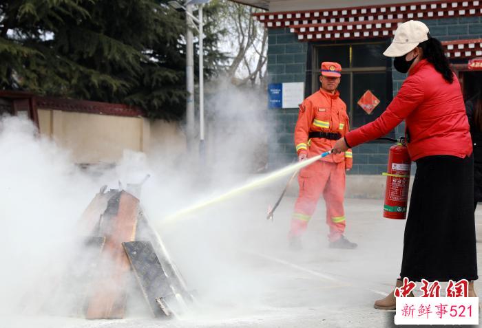 村民正在学习灭火器的使用方法。　西绕拉翁 摄