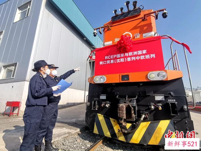做好发车前相关准备。　赵桂华 摄
