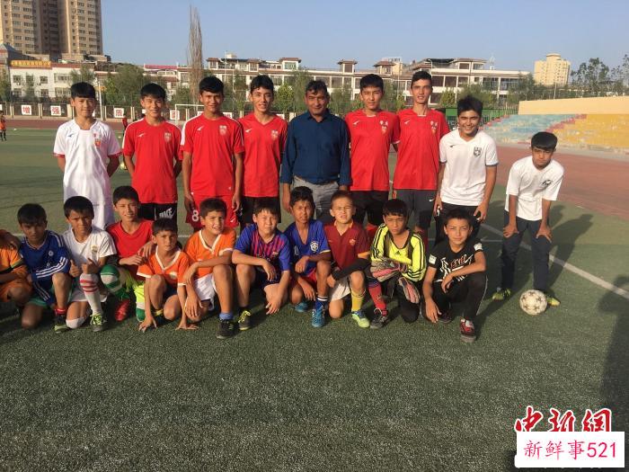 2023年U20中国男足队员木塔力普·依敏卡日、西尔杂提·努尔在喀什市夏马勒巴格镇中心小学。资料图。　买买提江·马哈木提 摄