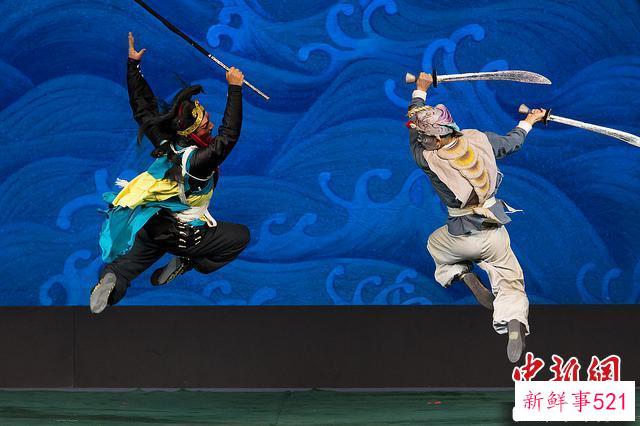 日本樱美林大学学生在北京大学交流演出京剧《白蛇传》。　受访者供图