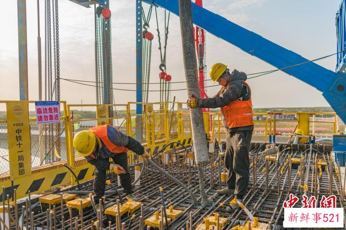 上海地铁17号线西延伸工程拦路港大桥正式进入挂篮悬臂施工阶段 祁稼昊 摄