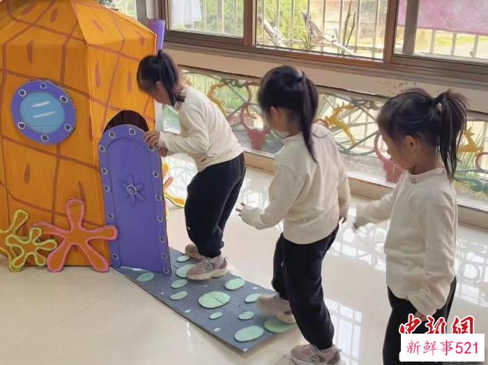 图为孩子们正在体验纸壳玩具。　受访者供图