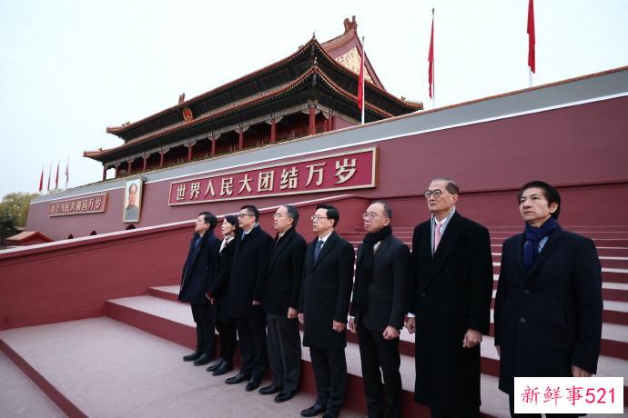 香港特首北京“深度游”，看了升旗、还喝了豆汁儿…