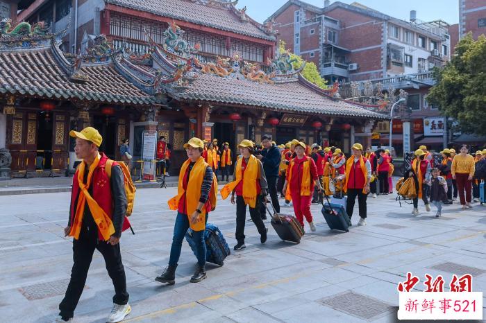 首发团一行从泉州通淮关岳庙出发。　孙虹 摄