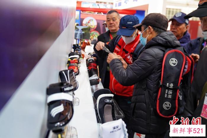 现场展出的展品吸引了众多滑雪爱好者。　孙汉仑 摄