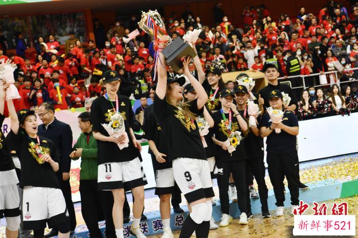 四川女篮队员李梦捧起冠军奖杯。　张浪 摄